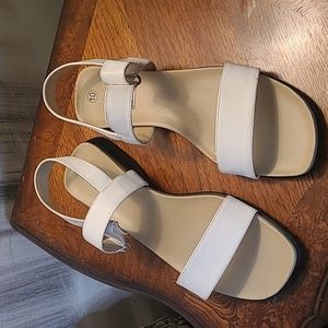 Womens 10 Basic Editions White open square toe summer comfy sandals